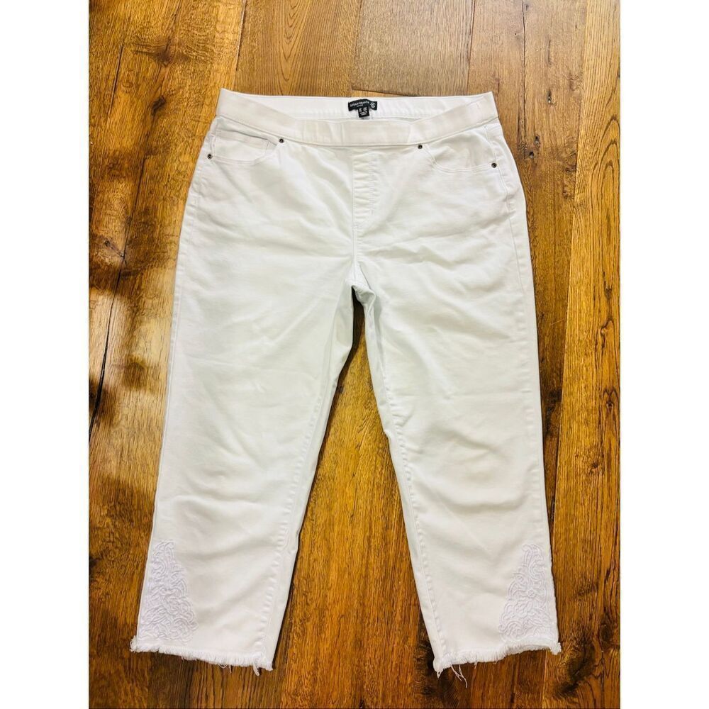 Susan Graver 14P white denim capri cropped pants embroidered